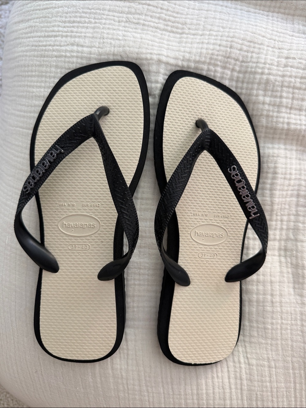 Havaianas cream black flip flops size 9